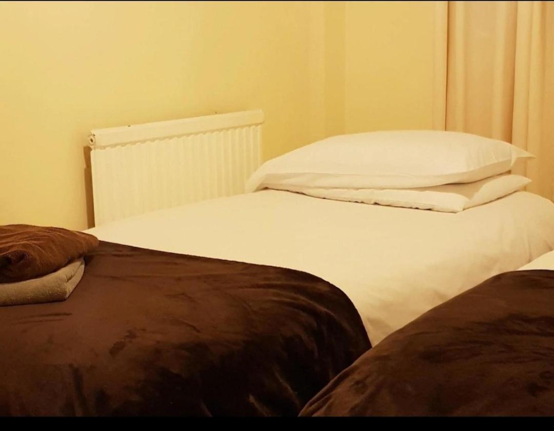 The Bull Hotel Downton エクステリア 写真