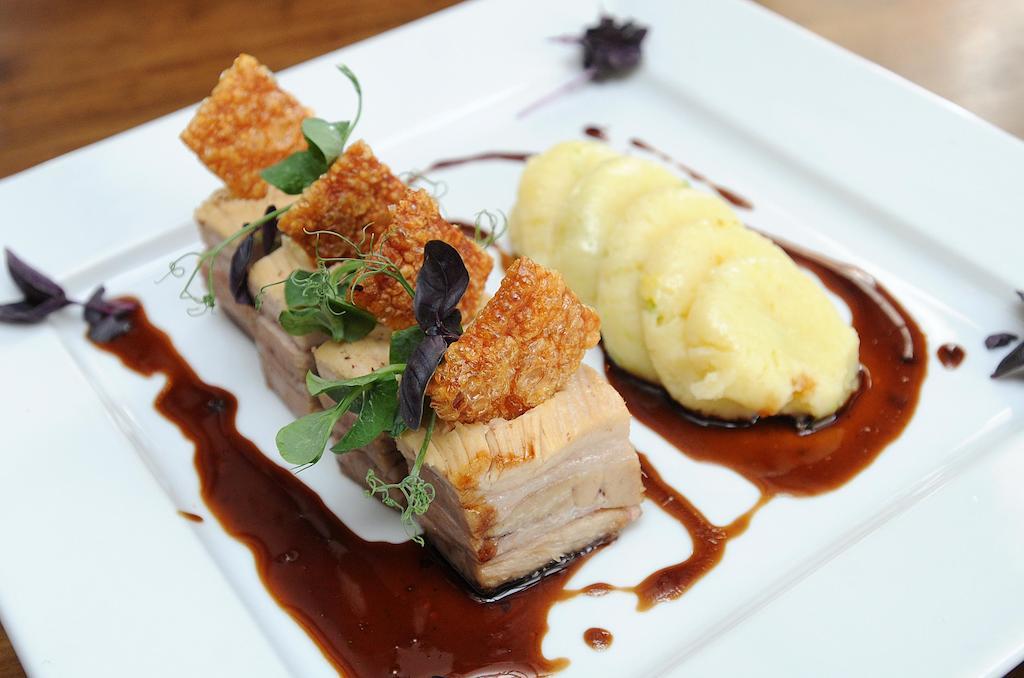 The Bull Hotel Downton エクステリア 写真